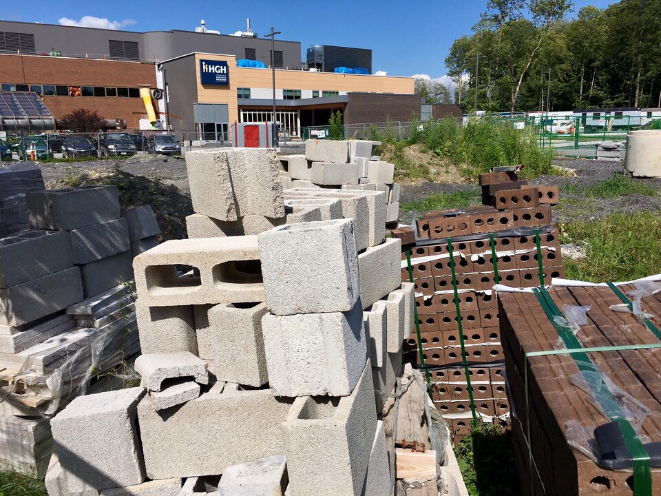Des blocs de bétons sont emplilés devant l'Hôpital général de Hawkesbury.