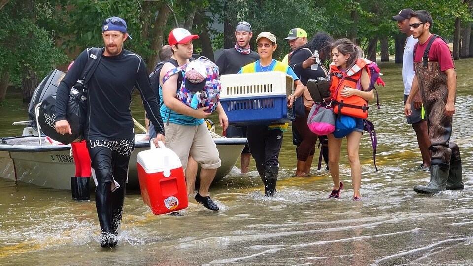 Maintenant que la pluie a cessé, les résidents de Houston secourus peuvent transporter quelques effets personnels sans qu'ils soient trempés.