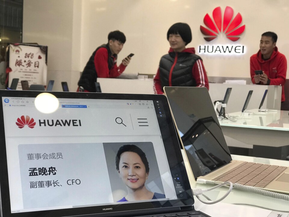 Dans une succursale de Huawei, le portrait de Meng Wanzhou apparaît sur un ordinateur portable.
