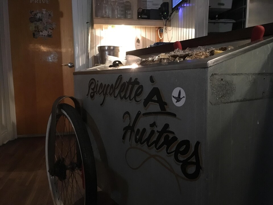 Un bar à huîtres est installé en permanence dans le restaurant le Boating Club, à Laval. Les huîtres proviennent de l'est du pays. 