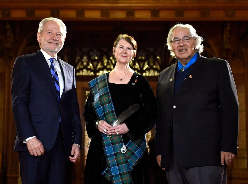 La sénatrice Marilou McPhedran, le sénateur Peter Harder et le sénateur Murray Sinclair debout dans une salle.