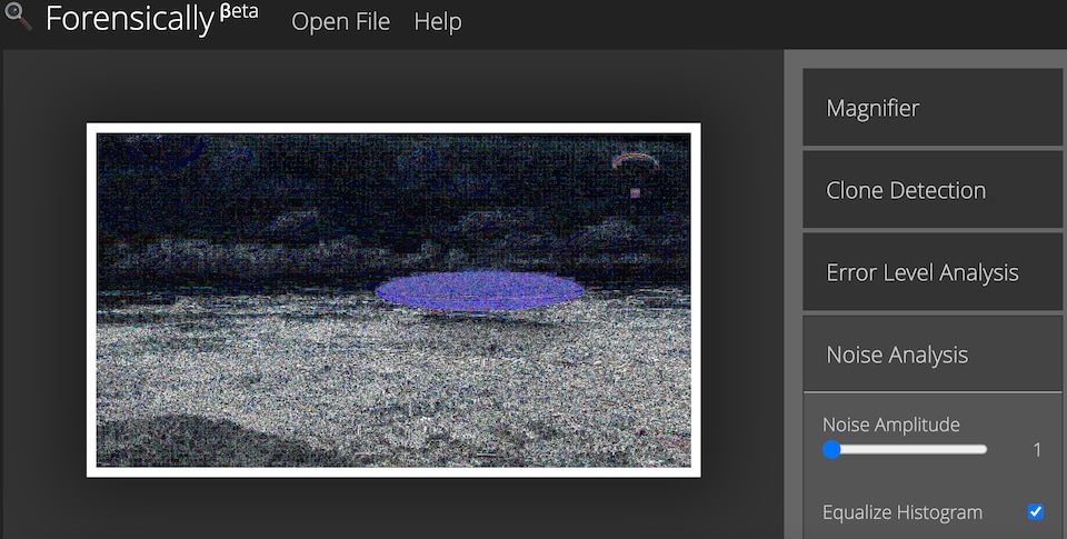 Une image représentant un ovni au-dessus d'une ville est soumise à analyse à l'aide d'une application en ligne. On voit ressortir l'ovni en teinte bleutée, sur fond noir et gris.