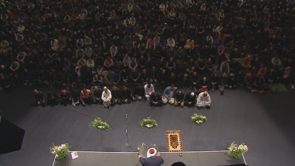 Des milliers de personnes écoutent le discours de l'imam Guillet au centre des congrès de Québec.