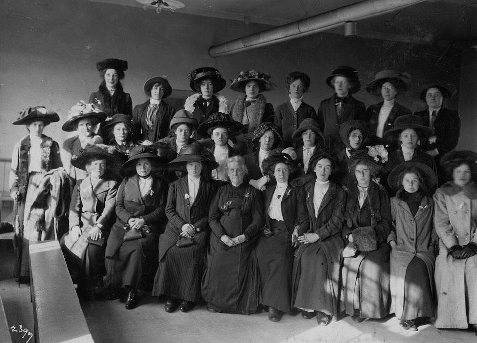 Photo en noir et blanc de femmes au début du siècle