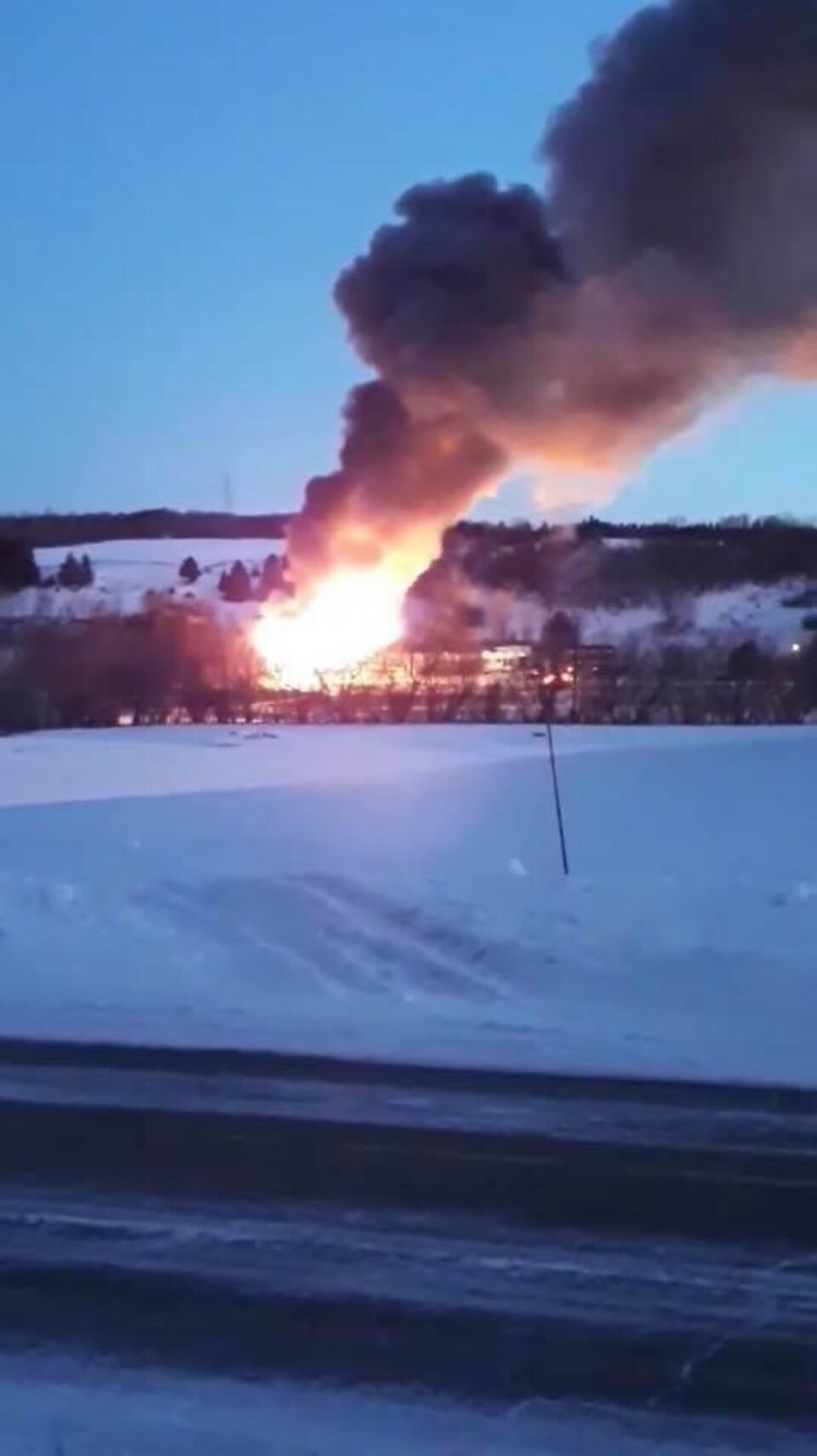 Les flammes étaient visibles de loin sur la route du Président Kennedy, à Vallée Jonction. 