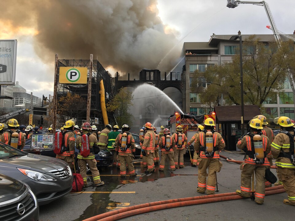 Plus de 120 pompiers ont combattu l'incendie majeur dans un bâtiment patrimonial du quartier chinois à Montréal.