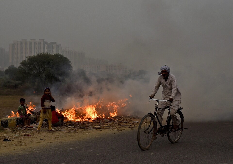 La fumée s'échappe d'ordures qui brûlent à la périphérie de New Delhi, en Inde.