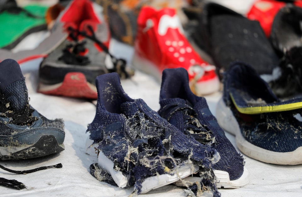 Des souliers de passagers de l'avion de Lion Air qui s'est abîmé en mer.