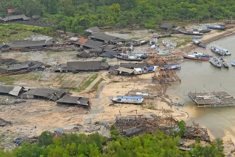 Plusieurs maisons ont été détruites sur la plage. Des bateaux ont été repoussés sur la terre.