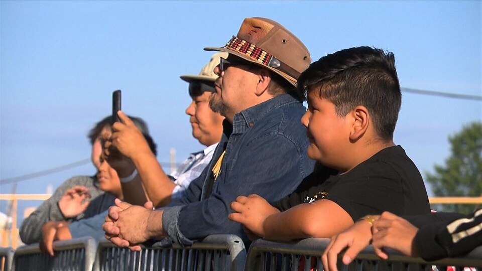 Jeunes et moins jeunes sont captivés par le festival Innu Nikamu de Maliotenam