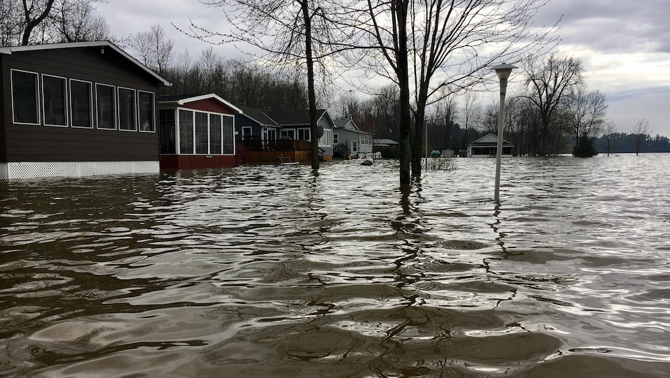 Une rue de Clarence-Rockland complètement submergée le 6 mai 2017. 