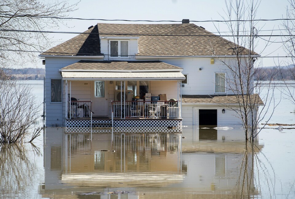 Une maison complètement entourée d'eau. 
