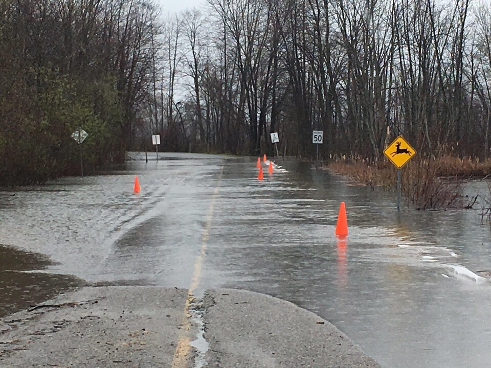 Un chemin est coupé par l'eau.