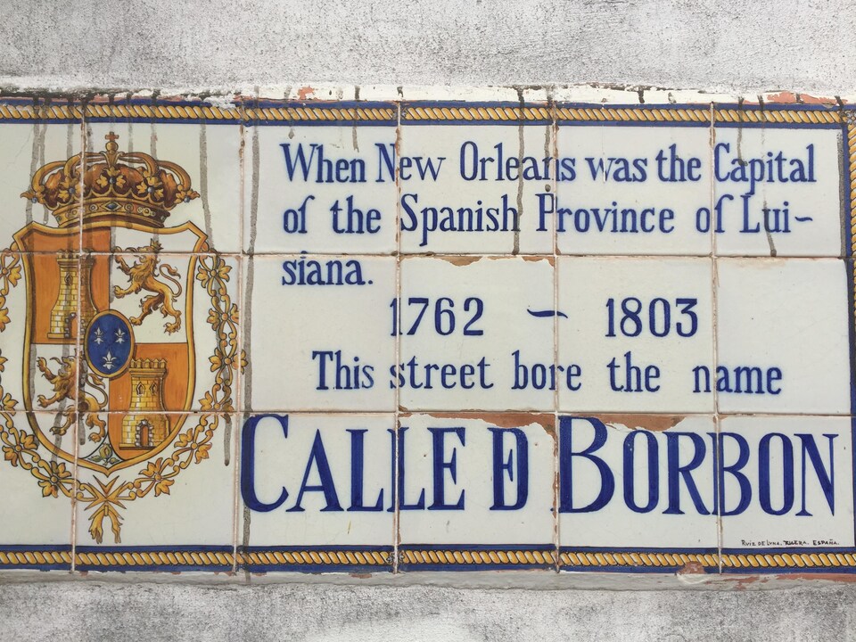 On peut lire sur le panneau : « Quand La Nouvelle-Orléans était la capitale de la province espagnole de la Luisiana (1762-1803), cette rue portait le nom de la Calle de Borbon ».