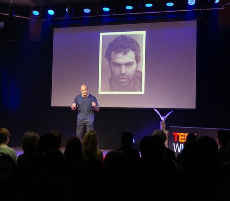 Guy Felicella donne une présentation lors de la conférence TED White Rock, en mai 2018