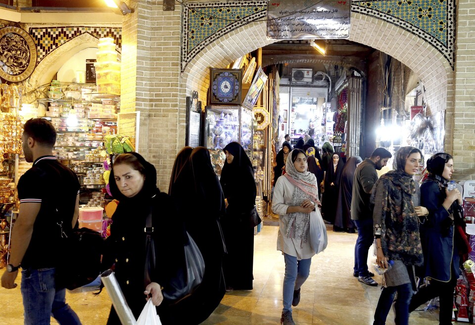 Des Iraniens marchent dans les corridors du bazar. 