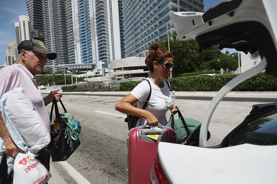 Dario Perdomo et Alejandra Valde quittent leur condominium de Miami Beach avant l'arrivée de l'ouragan Irma.
