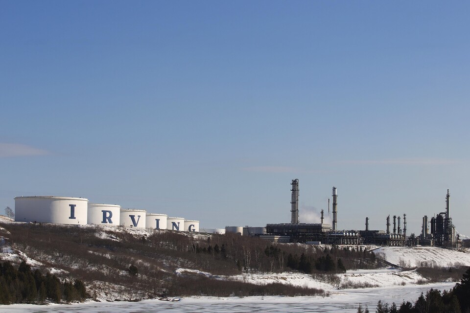 Des réservoirs de pétrole portant le nom Irving.