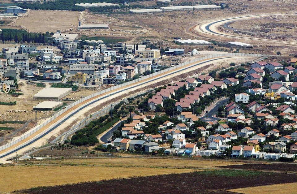Le mur séparant un village palestinien d'une colonie juive en 2003