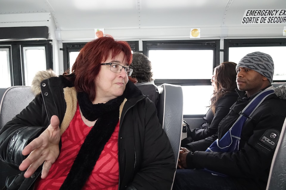 Jacynthe Barrette, assise dans l’autobus, s’adresse aux passagers.