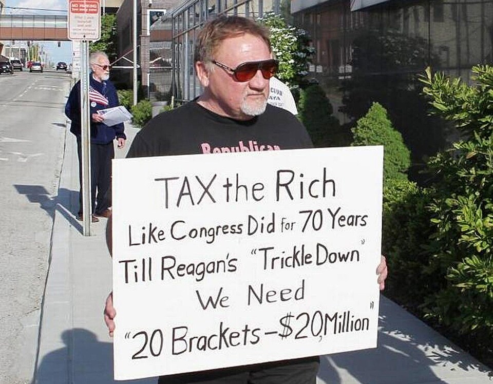 Sur cette photo non datée, James T. Hodgkinson tient une pancarte durant une manifestation à Belleville en Illinois.