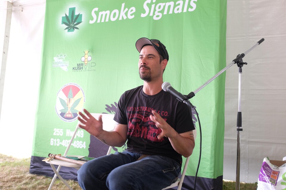 Jamie Kunkel, propriétaire du comptoir Smoke Signals, à Tyendinaga, en Ontario.