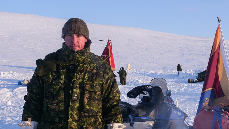 Le major Jason Hudson sur la neige de l'Arctique