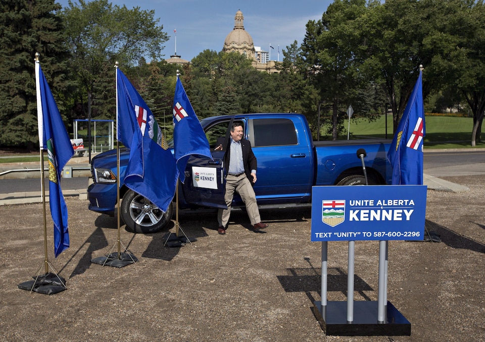 Jason Kenney sort de sa camionnette bleue. 