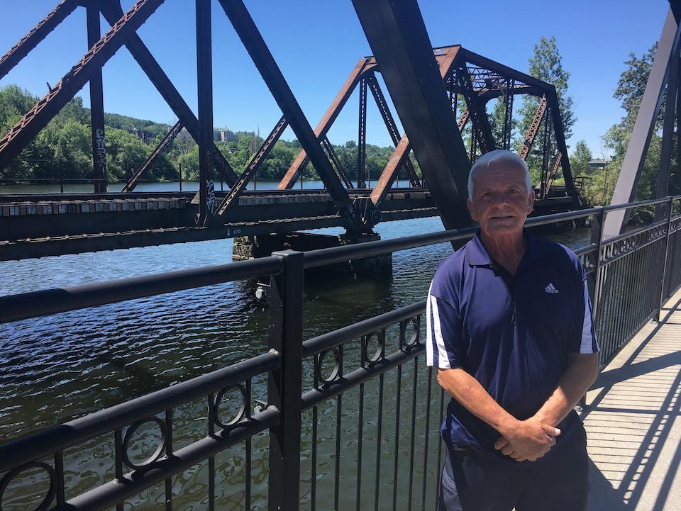 Jean Clusiault sur le pont du lac des Nations à Sherbrooke.