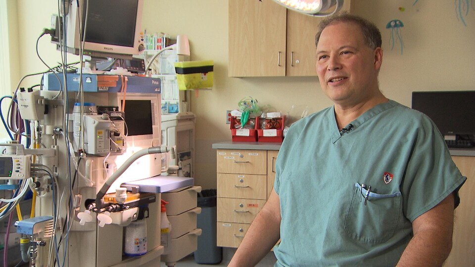 Assis dans une salle médicale, Jean-François Courval 