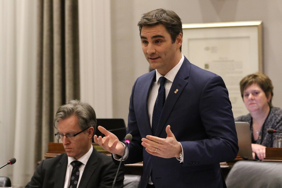 Le chef de l'opposition à l'hôtel de ville de Québec, Jean-François Gosselin, qui pose une question au maire.