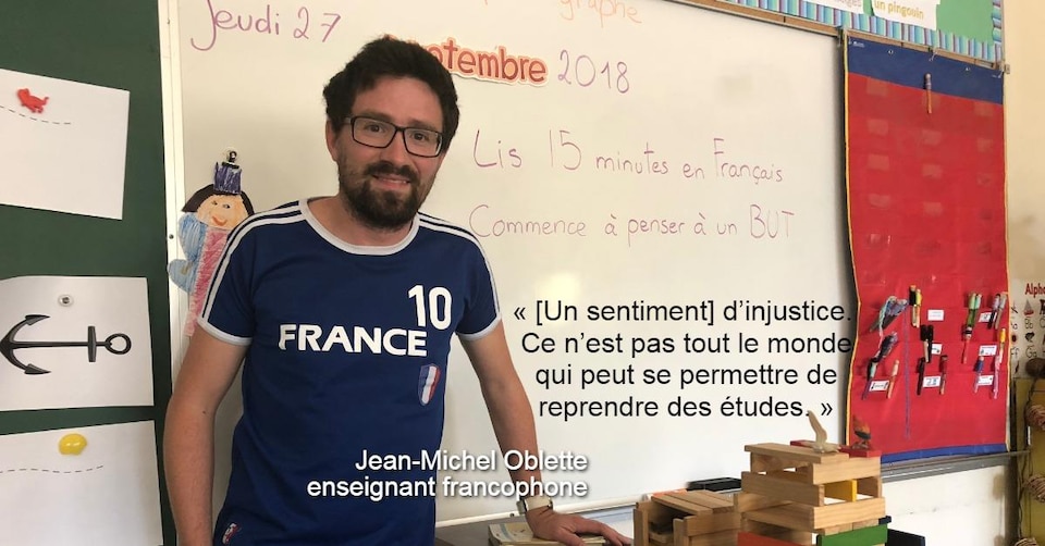 Une citation sur la photo de Jean-Michel Oblette dans sa classe dit : « un sentiment d'injustice. Ce n'est pas tout le monde qui peut se permettre de reprendre des études. 