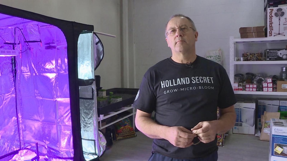 Jeff Bugera, cogérant de la boutique GrowPro, dans son magasin à côté d'une tente hermétique pour cultiver des plantes en intérieur.