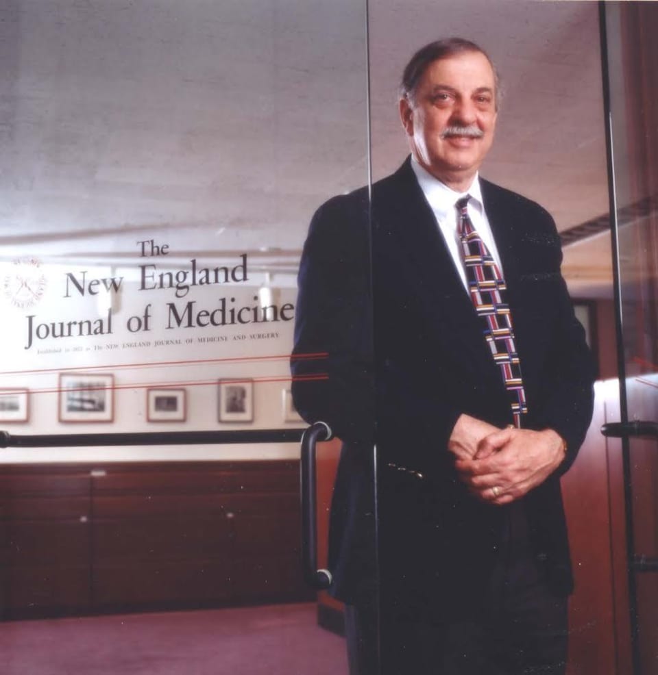 Un homme qui pose devant un bureau du New England Journal of Medicine