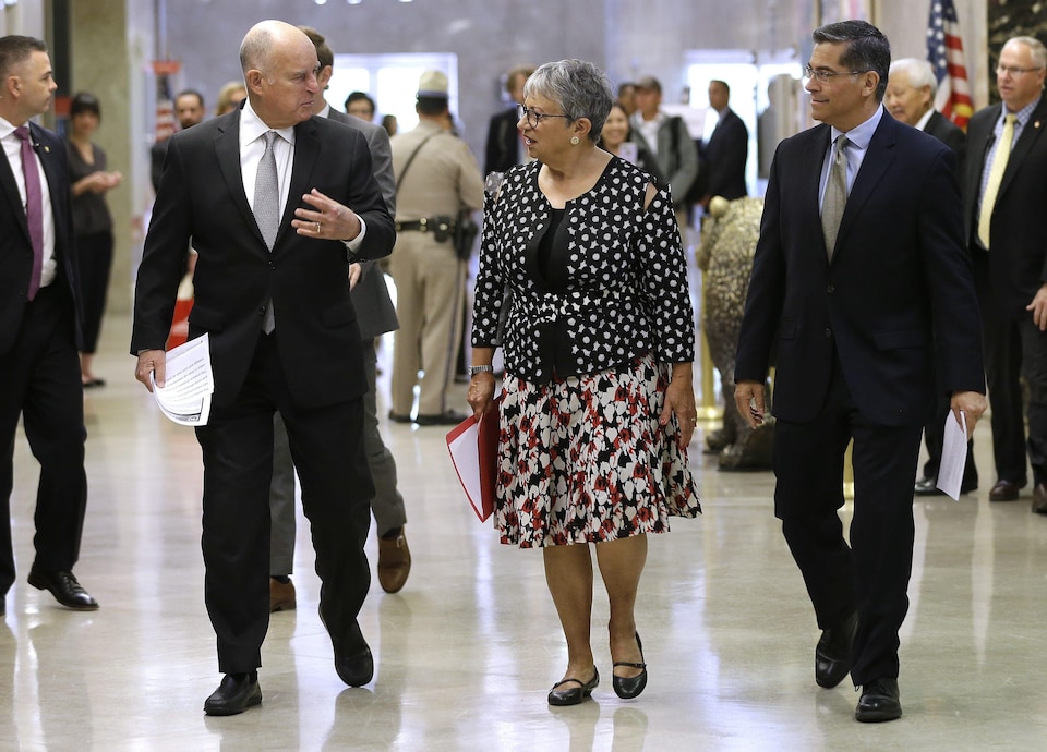 Le gouverneur de la Californie, Jerry Brown, accompagné de Mary Nichols, de la California Air Resources Board, et du procureur général de la Californie, Xavier Becerra