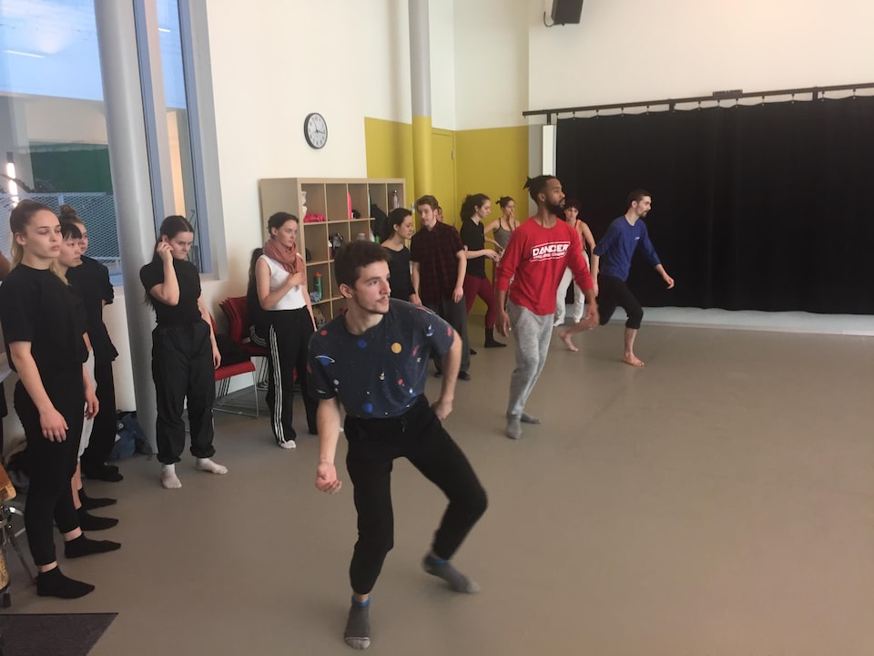 Des jeunes dansent dans une classe. 