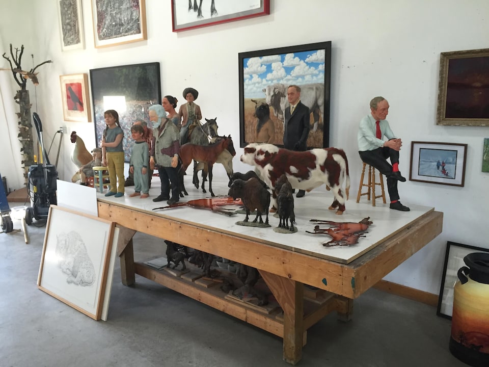 Des sculptures sur une table qui représentent différents personnages, notamment les anciens premiers ministres Jean Chrétien et Pierre Eliott Trudeau.