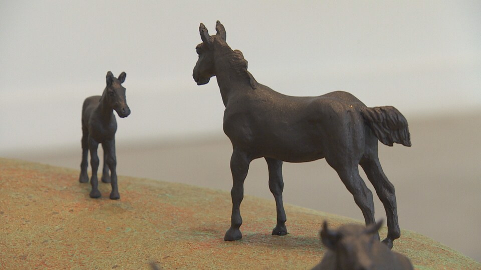 Deux chevaux en bronze un face à l'autre