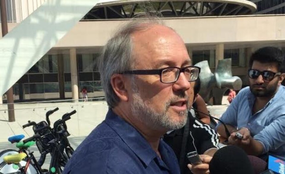 Le conseiller  Joe Mihevc lors d'une conférence de presse à Toronto, tandis qu'il parle aux journalistes.