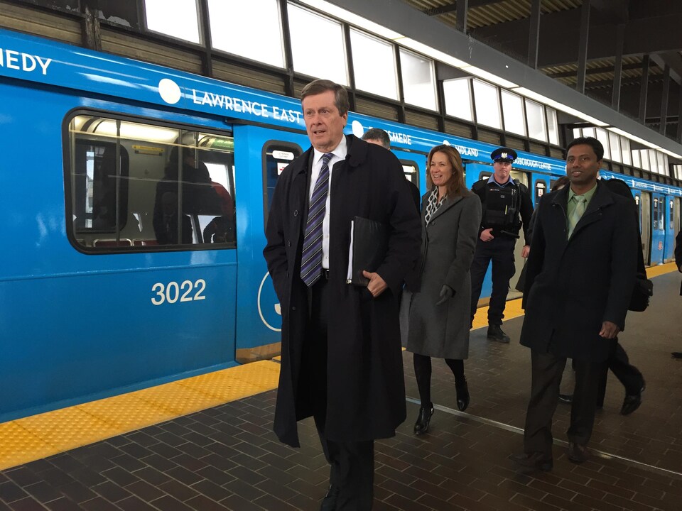 Le maire John Tory devant un métro