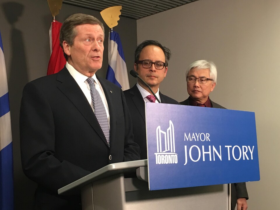 Le maire de Toronto, John Tory, en conférence de presse, réagit au refus de la province d'instaurer des péages sur le DVP et le Gardiner.