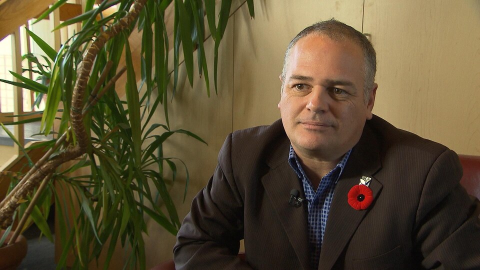 Le ministre caquiste Jonatan Julien porte un coquelicot