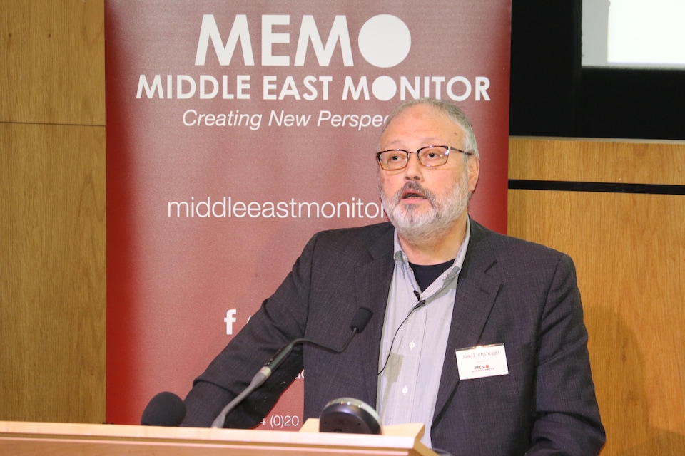 Le dissident saoudien Jamal Khashoggi prend la parole lors d'un événement organisé par Middle East Monitor à Londres.