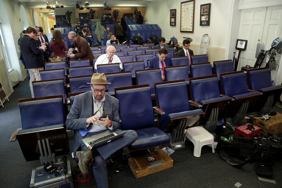 Quelques-uns des journalistes qui se sont vu refuser l'accès au point de presse plus informel de la Maison-Blanche, le vendredi 24 février 2017.