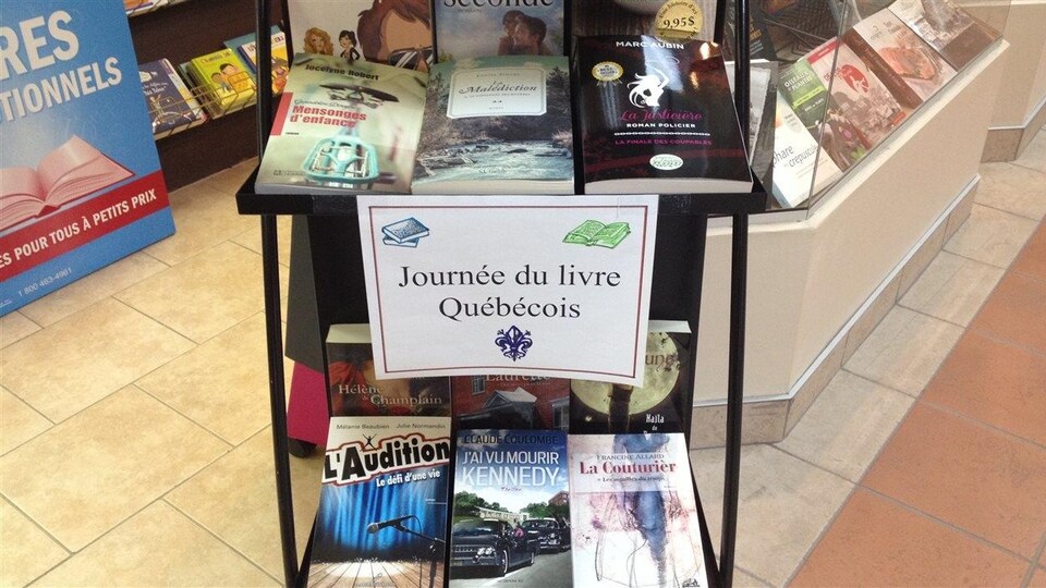 Un kiosque de livres québécois préparé par un libraire