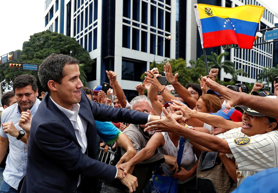 Juan Guaido salue ses partisans lors d'un rassemblement contre le gouvernement du président vénézuélien Nicolas Maduro, à Caracas, le 23 janvier 2019. 