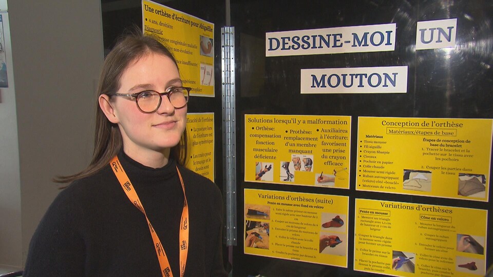 Juliette Quirion, du Collège Mont-Notre-Dame, est derrière le projet « Dessine-moi un mouton ». On la voit ici devant son kiosque lors de la finale estrienne de l'Expo-sciences. 