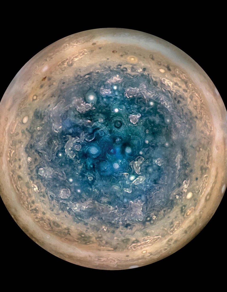 Cette image montre le pôle Sud de Jupiter lorsque la sonde Juno se trouvait à  52 000 kilomètres d'altitude. Les formes ovales sont d'énormes ouragans.