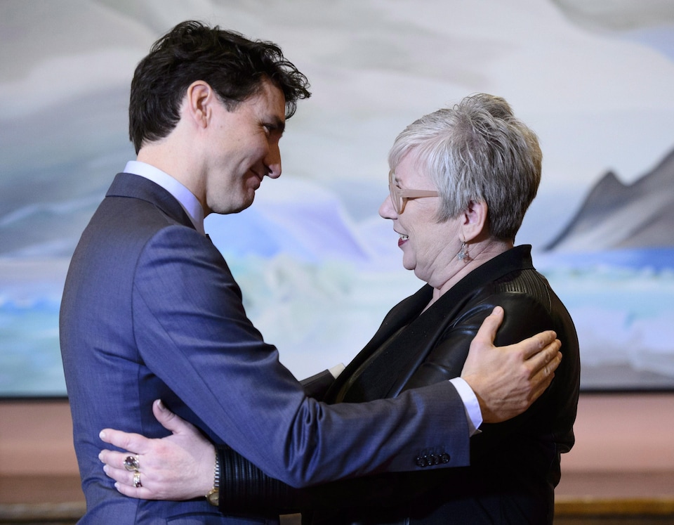 Justin Trudeau et Bernadette Jordan se tiennent par les bras. 