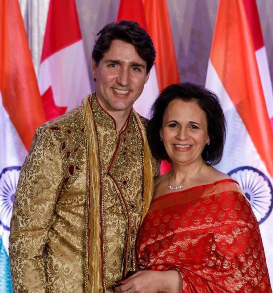 Un portrait de Trudeau et Mastantuono devant un drapeau canadien en Inde.